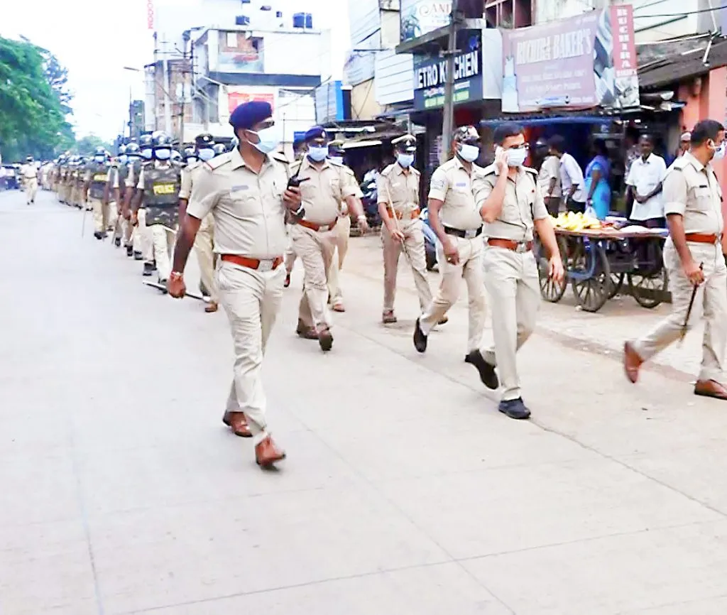 निवडणुकीच्या पार्श्वभूमीवर शहरात पोलिसांचे पथसंचलन