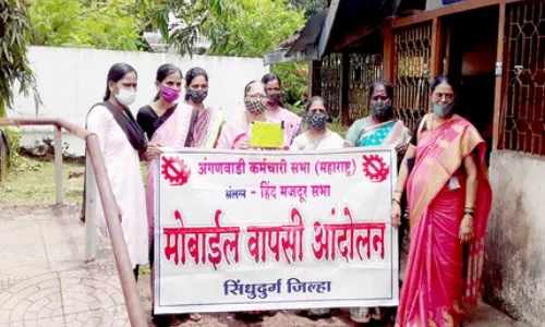 वेंगुर्ल्यात अंगणवाडी सेविकांचे मोबाईल वापसी आंदोलन