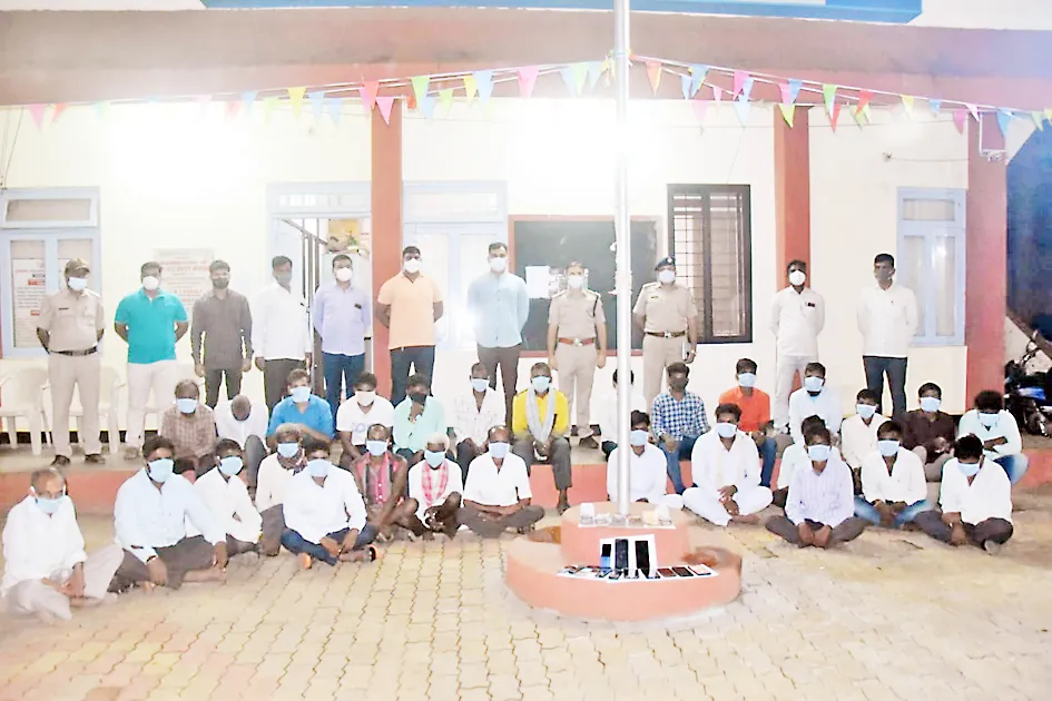 हुदली येथे मटका अड्डय़ावर छापा, 30 जणांना अटक