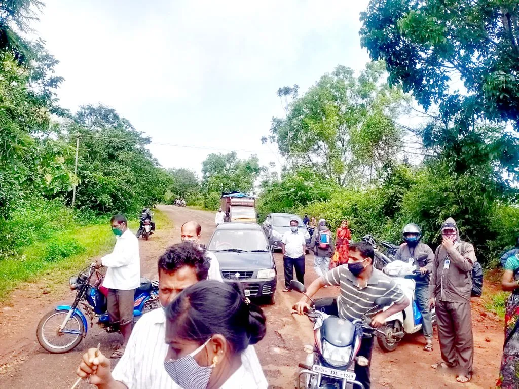 सीमाहद्दीवर वाहनधारकांची अडवणूक