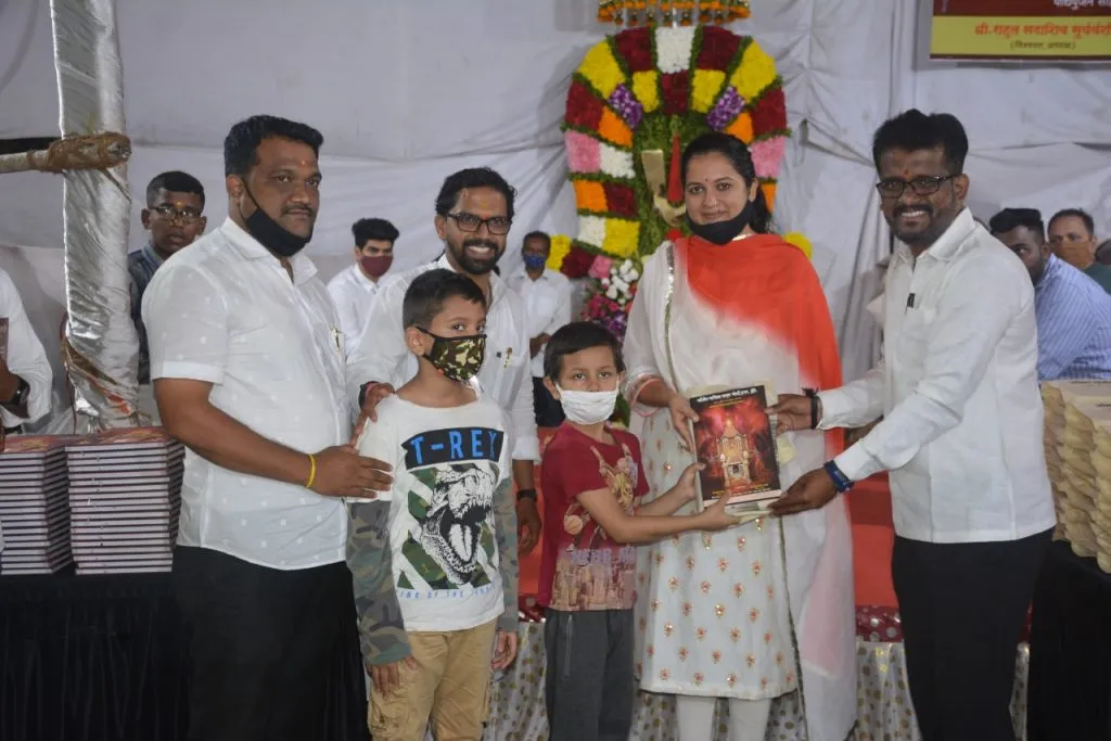 पुण्यात म्हसोबा उत्सव मंडई ट्रस्टतर्फे गरजू विद्यार्थ्यांना १ हजार वह्या