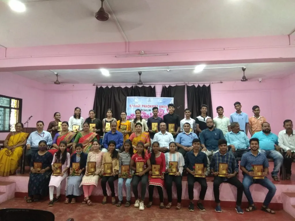 आमोणेचे निवृत्त मुख्याद्यापक नाईक यांचा सत्कार