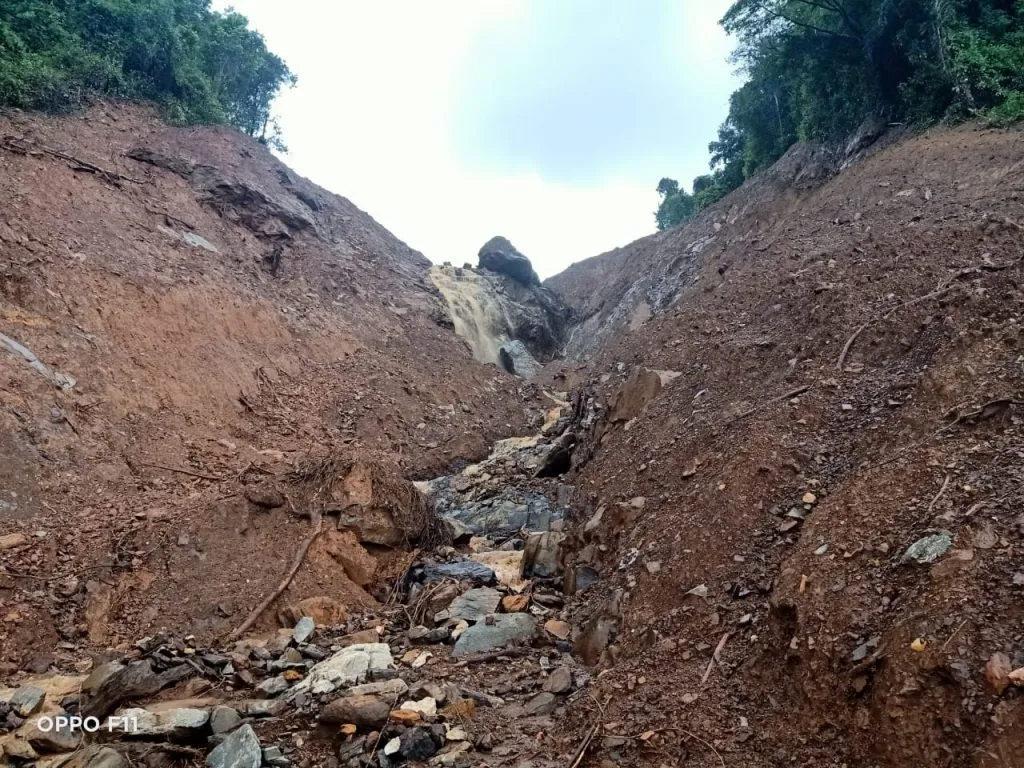 साटरे येथील डोंगराचे भूस्खलन