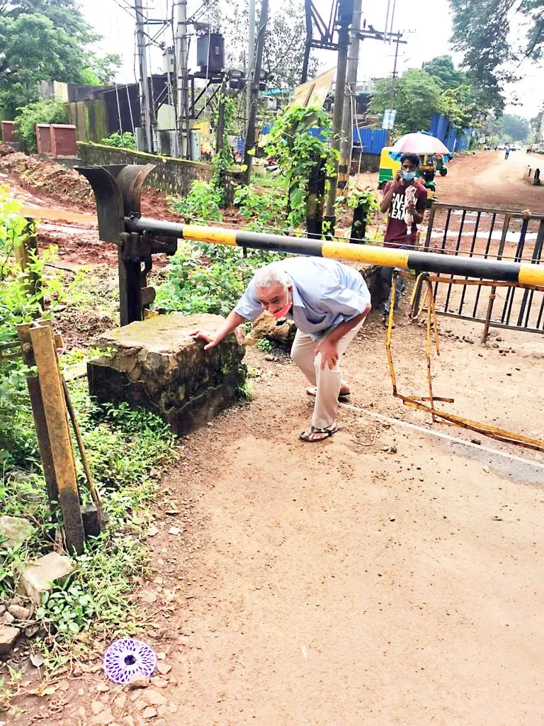पहिल्या रेल्वेगेटवरील प्रवास…धोका जिवास