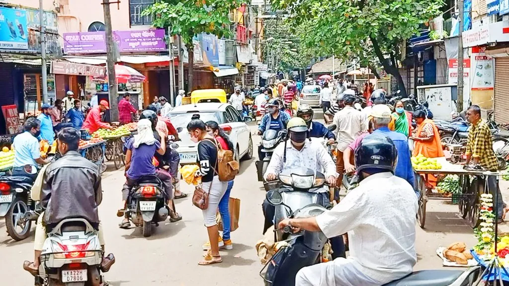 सकाळी वर्दळ, दुपारनंतर शुकशुकाट