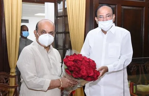 कर्नाटक: मुख्यमंत्री बोम्माईंनी उपराष्ट्रपती नायडू यांची घेतली भेट