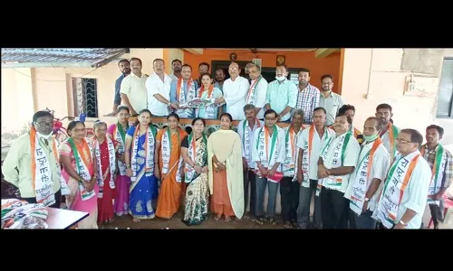 मळगाव मधील अनेक कार्यकर्त्यांनी हाती बांधले घड्याळ