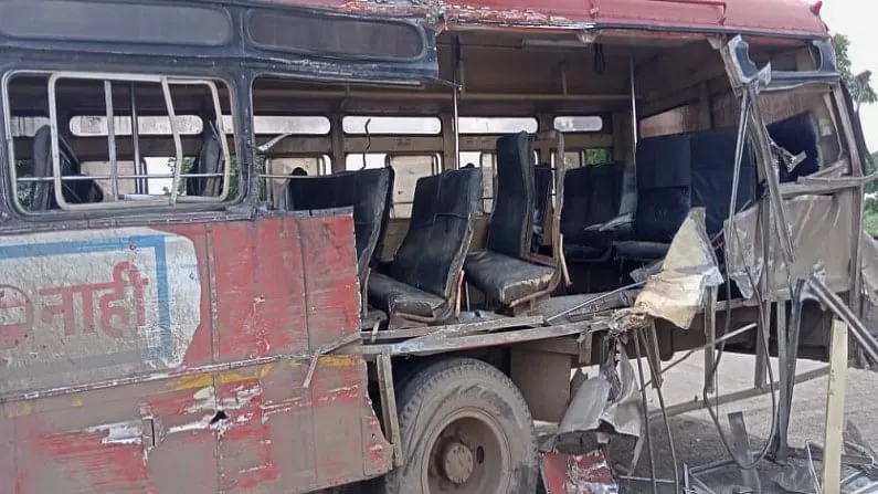 बुलडाण्यात बस आणि ट्रकचा भीषण अपघात; वृद्ध महिलेचा जागीच मृत्यू, 18 प्रवासी जखमी