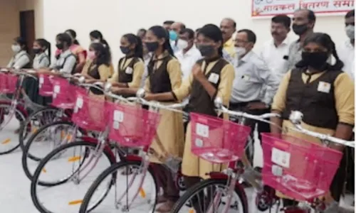 माजगाव हायस्कूलमधील मुलींना सायकल वितरण