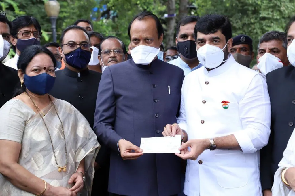 पुणे महापालिका अधिकारी व कर्मचाऱ्यांकडून पुरग्रस्तांसाठी २ कोटीं १ लाख रुपयांचा धनादेश
