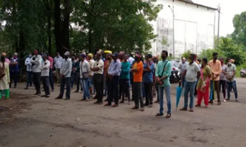 जिल्ह्यातील रंगकर्मींच्या मागण्यांसाठी जिल्हाधिकारी कार्यालय समोर आंदोलन