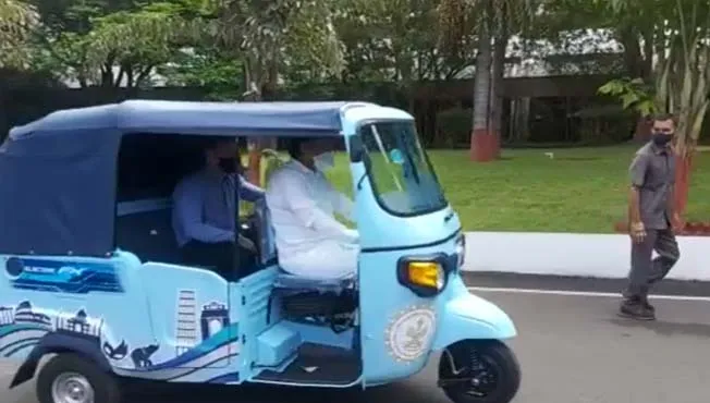 अजित पवार यांनी बारामतीमध्ये घेतला इलेक्ट्रिक रिक्षा चालविण्याचा आनंद