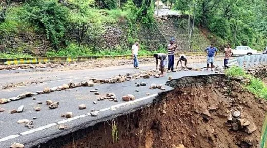 राज्यातील पावसामुळे खराब झालेले रस्ते दुरुस्त करण्याचे मुख्यमंत्र्यांचे आदेश