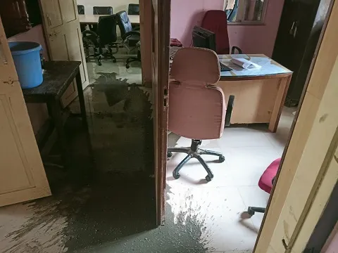 रांगोळी ग्रामपंचायत कार्यालयात ओतली गटारीची घान