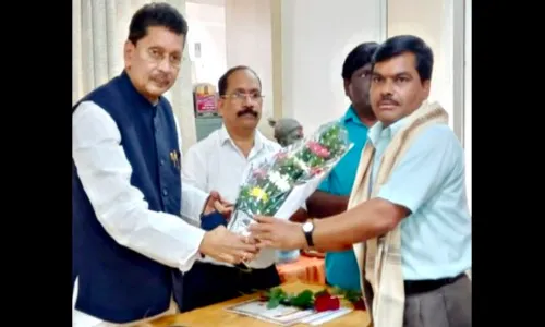 शिक्षक चंद्रकांत सावंत यांचा आमदार दीपक केसरकर यांच्याकडून सन्मान