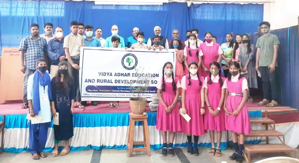 विद्या आधारतर्फे 52 जणांना विद्याधन वितरण