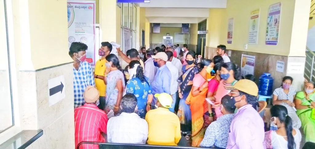 नियमांना तिलांजली, तिसऱया लाटेचा धोका