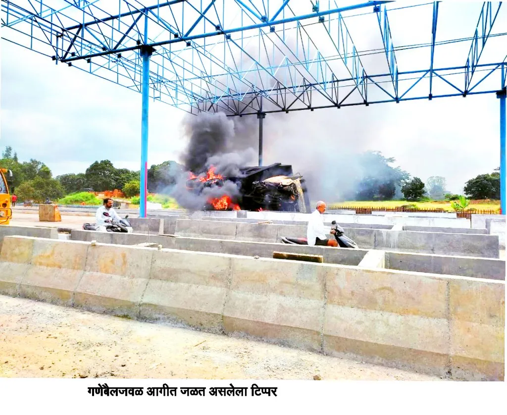 गणेबैलजवळ खडीने भरलेला टिप्पर जळून खाक
