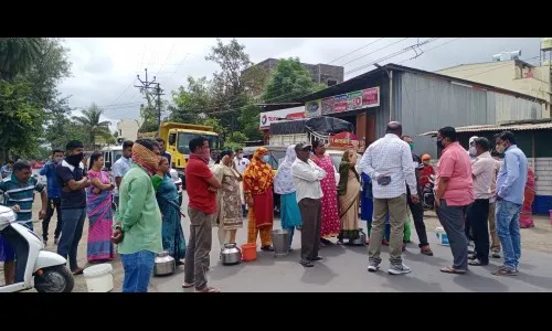 करंजेकरांनी पाण्यासाठी रोखला रस्ता