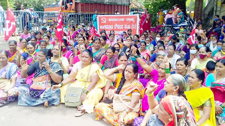 अंगणवाडी कर्मचाऱयांचा जिल्हाधिकारी कार्यालयावर मोर्चा