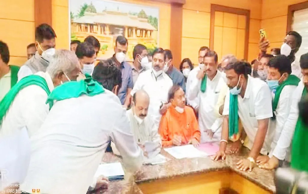 शेतकऱयांचे मुख्यमंत्री बोम्माईंना साकडे