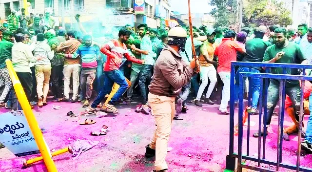 हुल्लडबाजी करणाऱया कार्यकर्त्यांवर लाठीचार्ज