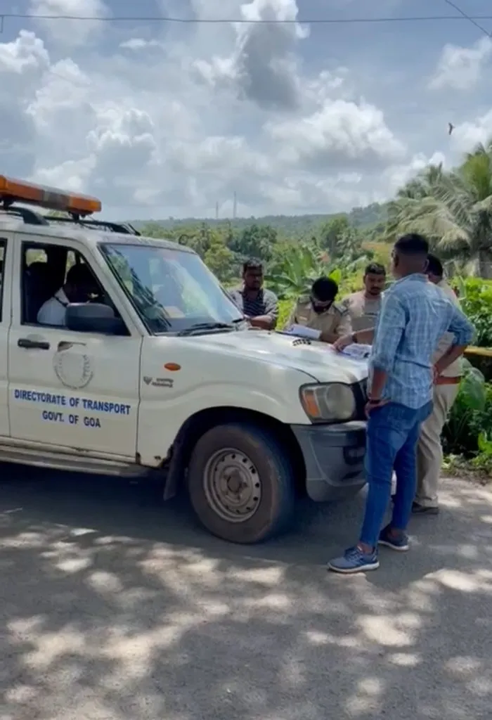 सिंधुदुर्गातील बेकायदा रेतीवाहू ट्रक पेडणेत रोखले