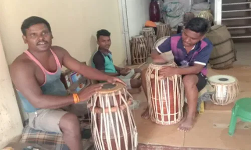 संगीत-वाद्य कारागिरांच्या शाळेत लगबग सुरू