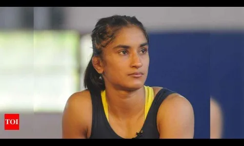 विनेश फोगटच्या ढोपरावर शस्त्रक्रिया