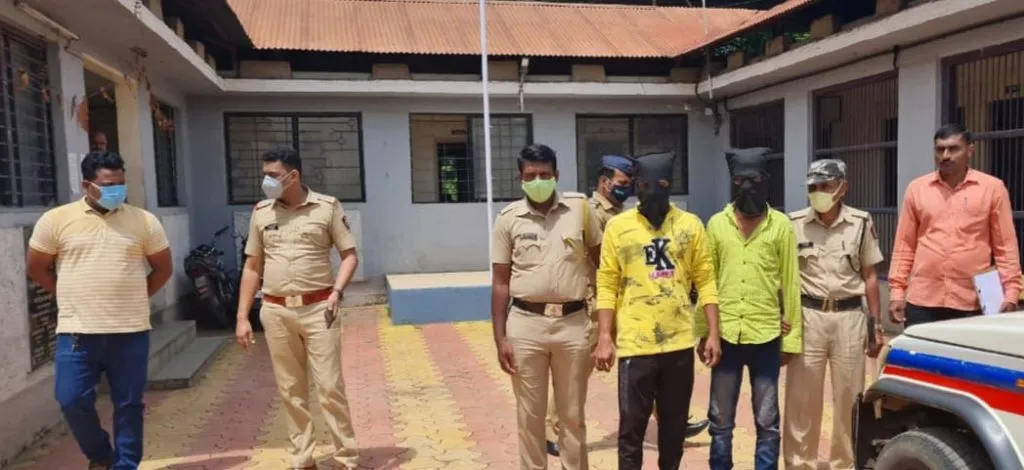 दुचाकीस्वारास लुटणारे दोघे जेरबंद