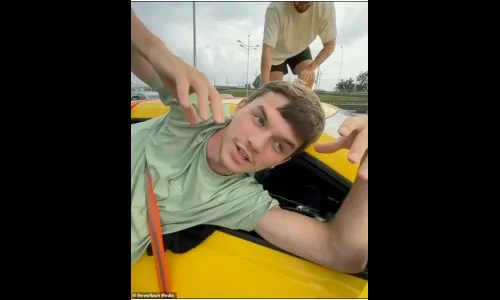 भरधाव कारवर झोपून प्रवास