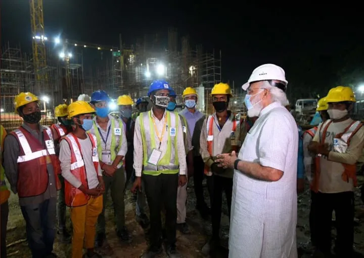 मोदींकडून रात्री अचानक नव्या संसद भवनाची पाहणी