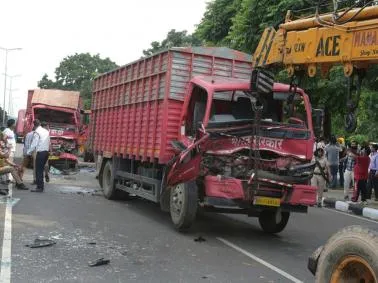 नोटांनी भरलेले तीन ट्रक एकमेकांवर आदळले