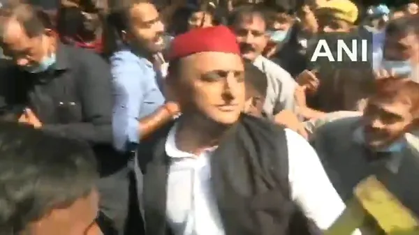 UP शेतकरी आंदोलनाला हिंसक वळण; कार्यकर्त्यांनी पेटवली पोलिसांची गाडी