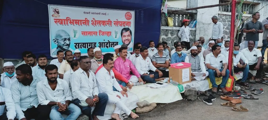 स्वाभिमानीचे जिल्हाधिकारी कार्यालयाबाहेर सत्याग्रह आंदोलन