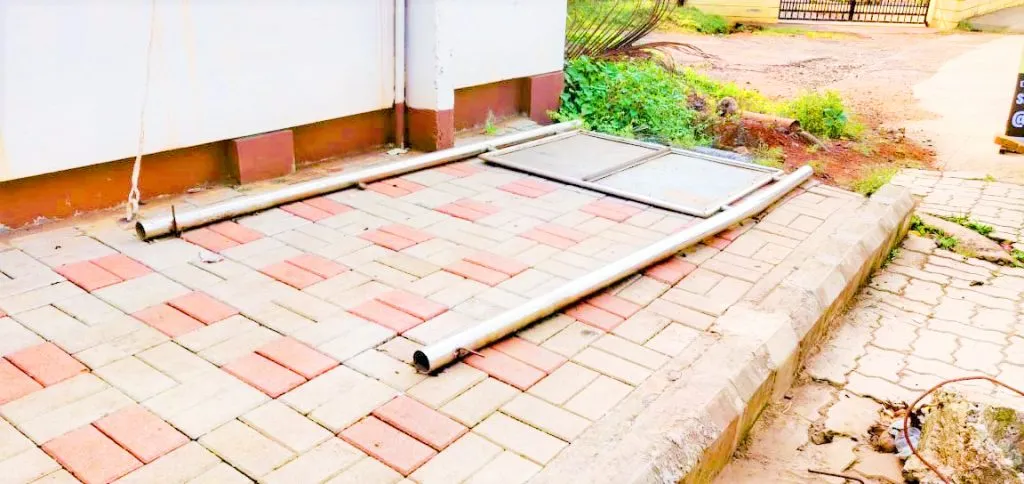 मनपाने बसविलेले नामफलक कचराकुंडीत