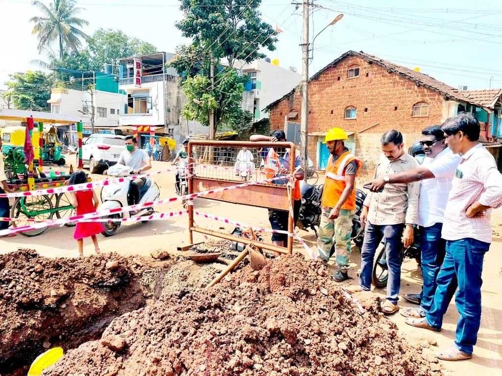 खासबाग येथील चौकात जलवाहिनीला गळती