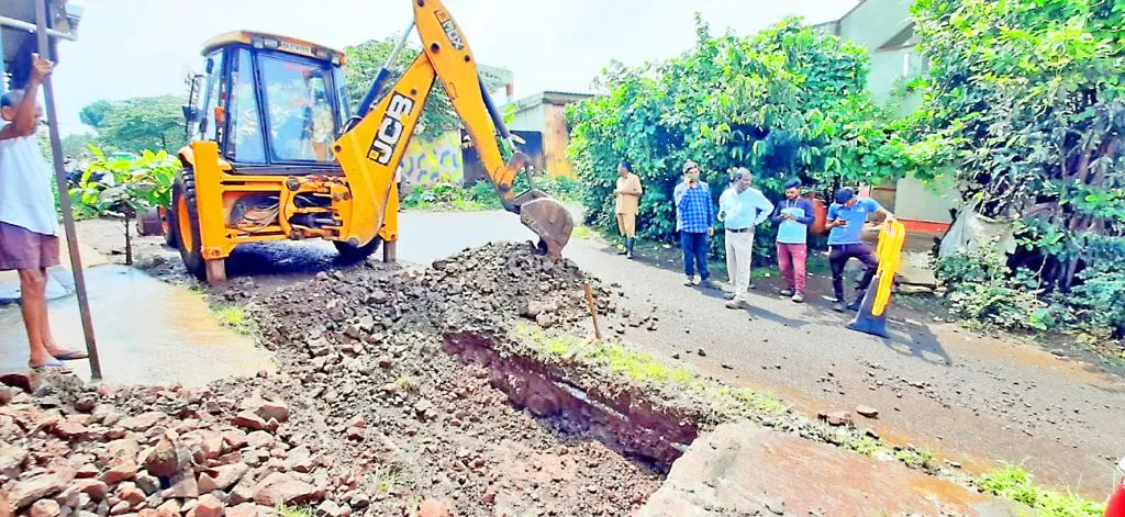 विजयनगर येथे जलवाहिनी दुरुस्तीचे काम सुरू
