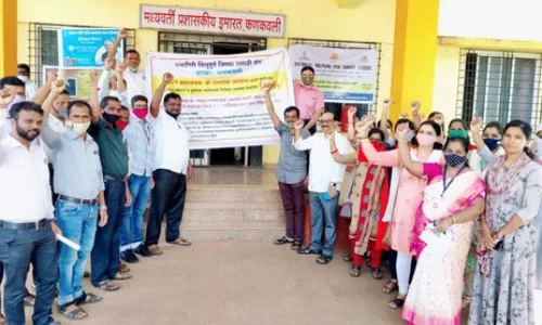 रत्नागिरी-सिंधुदुर्ग जिल्हा तलाठी संघाच्यावतीने कणकवलीत निदर्शने