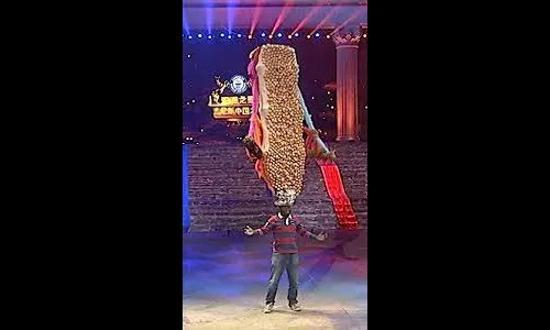 डोक्यावर 735 अंडी ठेवून साधलं संतुलन