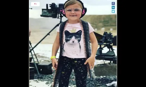 शस्त्रास्त्रांसोबत खेळते 8 वर्षीय मुलगी