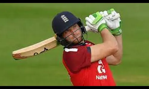 हॅट्ट्रिक विजयासह इंग्लंड उपांत्य फेरीसमीप