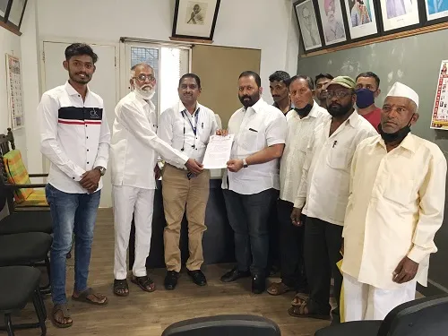 नोंदणीकृत कामगारांना ऑनलाईन ओळखपत्र द्या