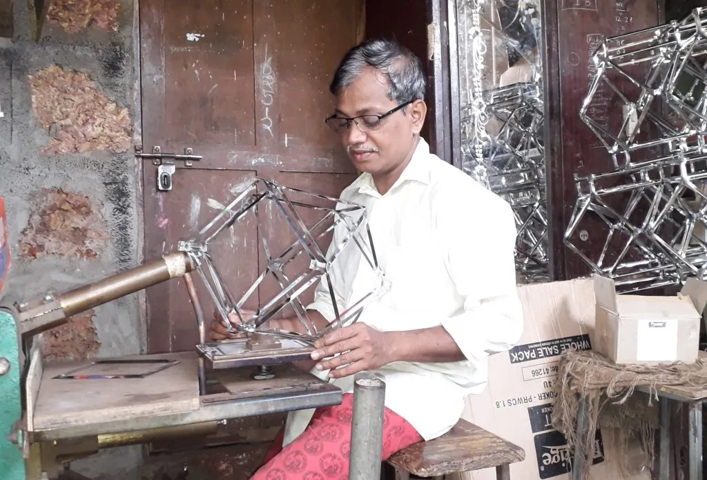 ‘तो’ बनवतो 15 हजारहून अधिक आकाशकंदीलांचे साचे