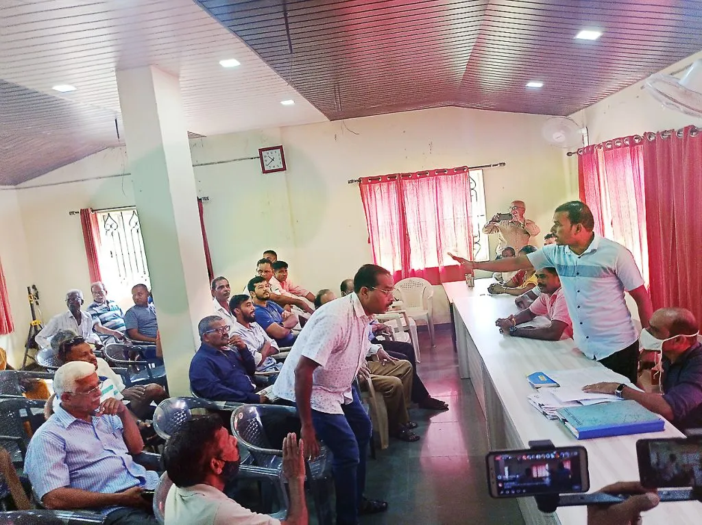 कोरगाव पंचायत ग्रामसभेला सरपंच, सचिव रजेवर गेल्याने ग्रामसभा तहकूब