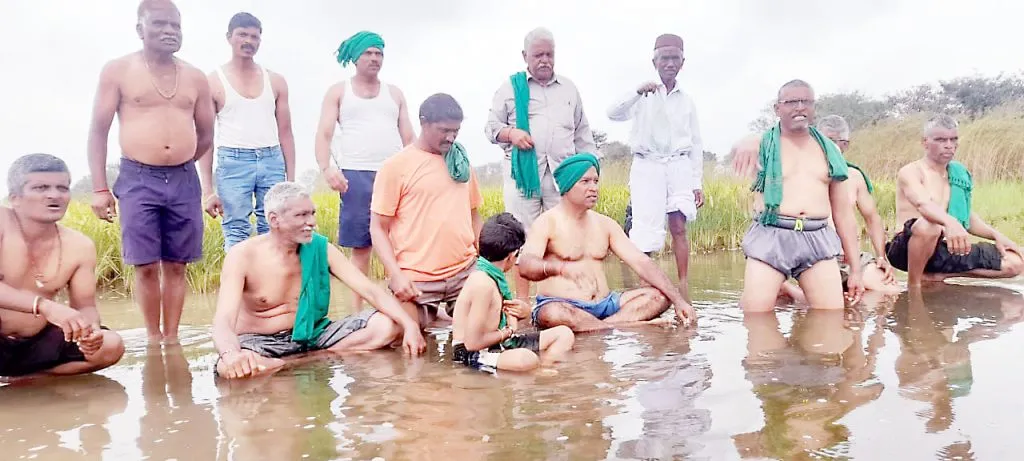 प्रशासनाचा निषेध करण्यासाठी शेतकऱयांचे अनोखे आंदोलन