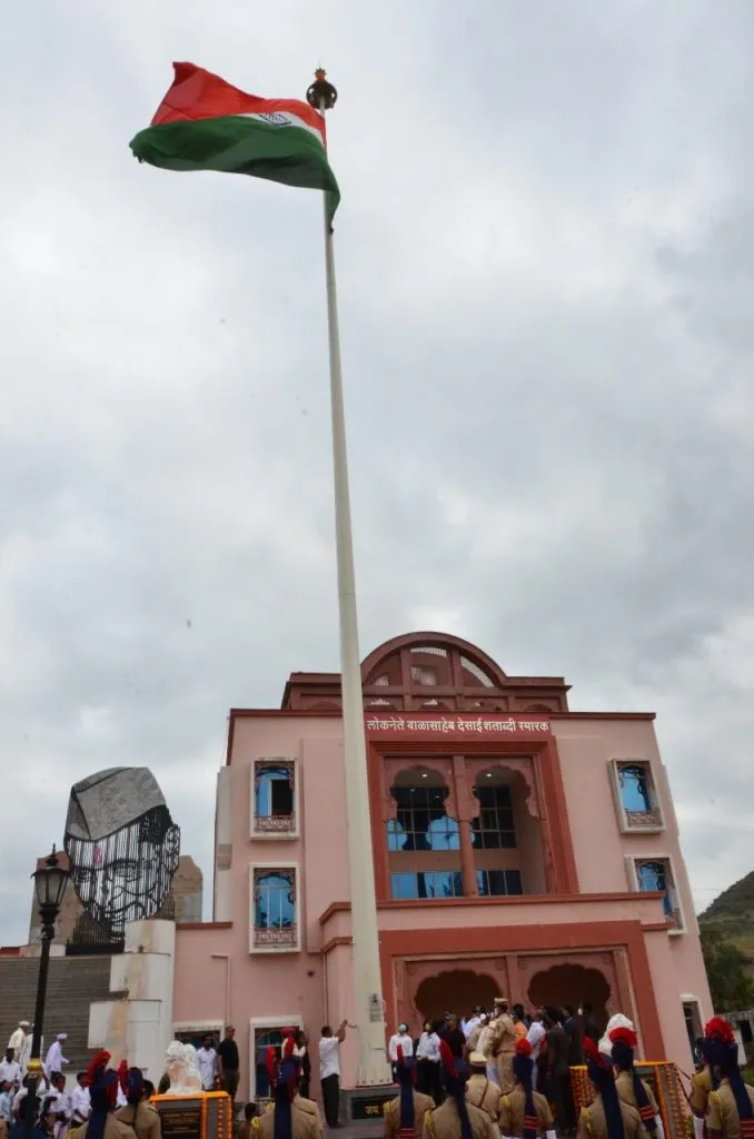 मंत्री एकनाथ शिंदे यांच्या हस्ते शंभर फुटी ध्वजाचे लोकार्पण