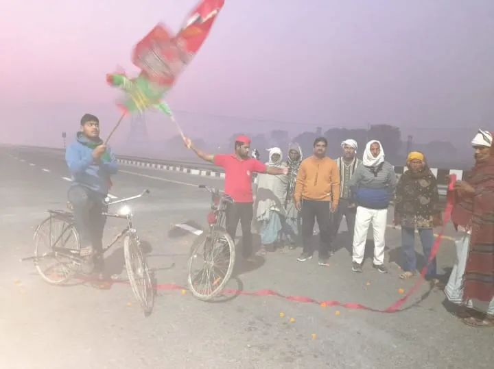 मोदींआगोदरच सपाकडून पूर्वांचल एक्सप्रेस-वेचं उद्घाटन