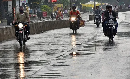 कोल्हापूर शहरात उष्मा वाढला; पावसाच्या सरी कोसळल्या