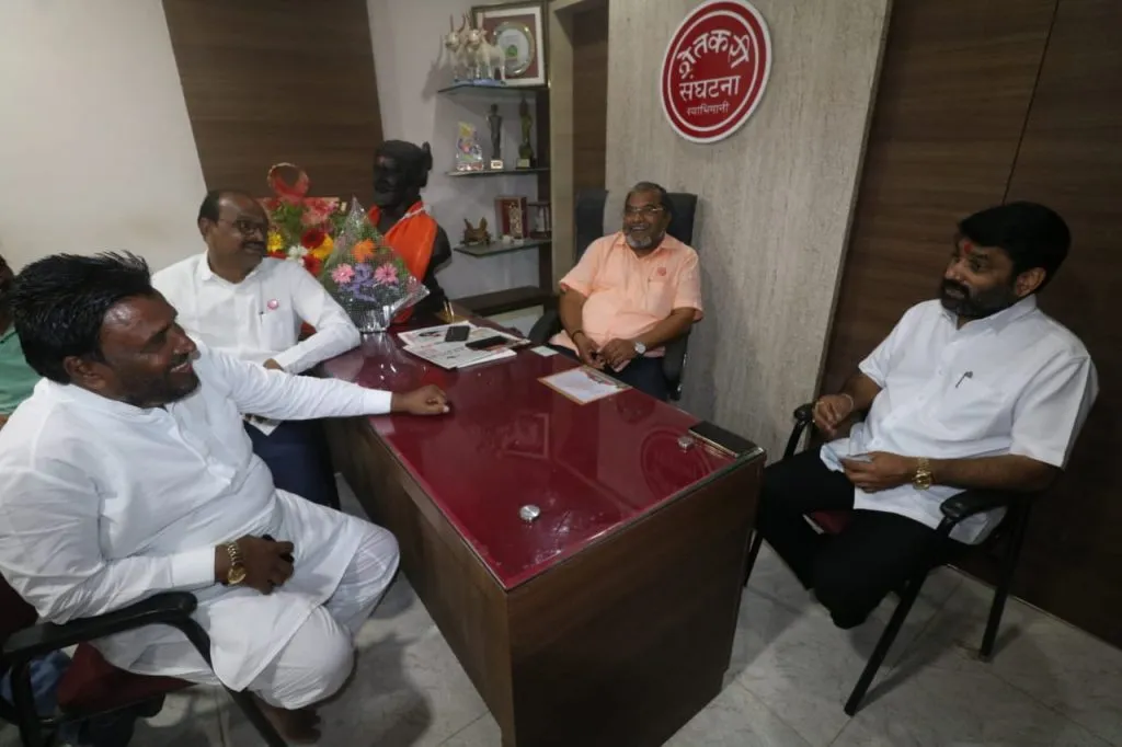 विधानपरिषद रणधुमाळी : पालकमंत्री सतेज पाटील माजी खासदार राजू शेट्टींच्या भेटीला